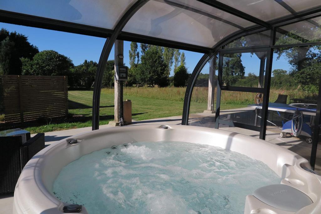 Jacuzzi extérieur des gîtes de Douar Bouillon en Centre Bretagne
