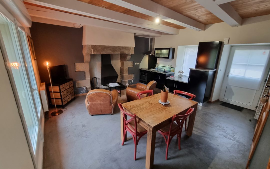 Espace repas du gîte Ti Kozh à Douar Bouillon