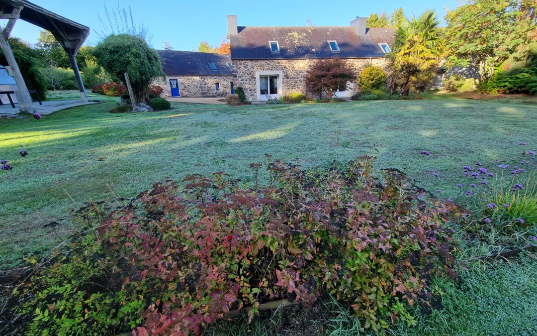 Vue générale des gîtes Douar Bouillon et du jardin en Côtes-d’Armor