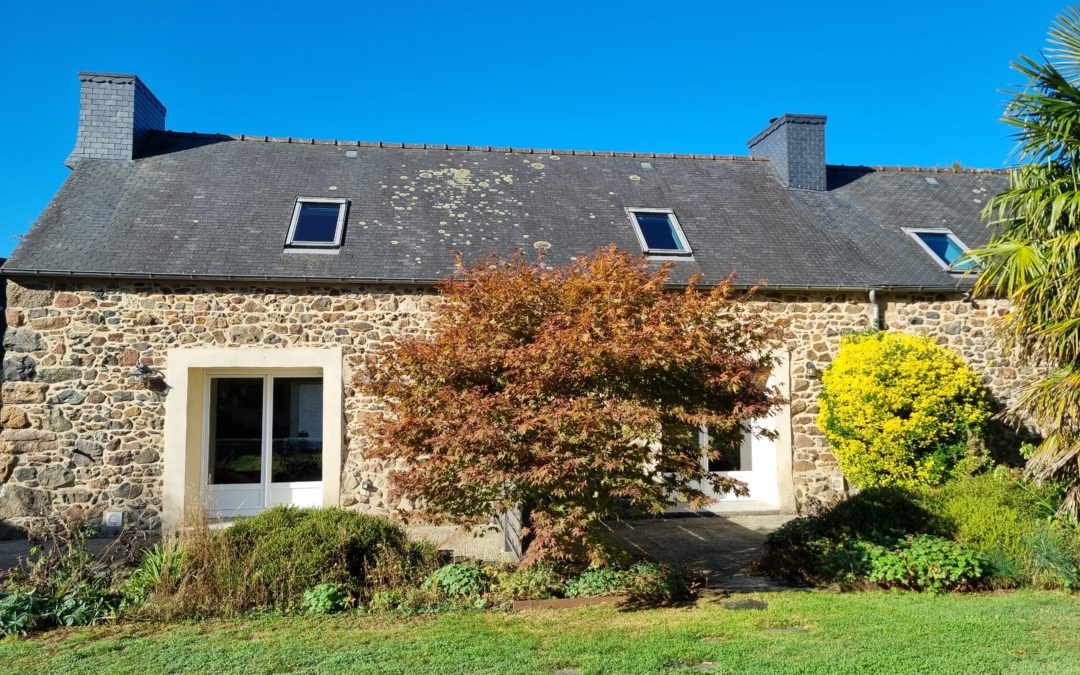 Façade en pierre de Douar Bouillon et jardin arboré à La Chapelle-Neuve, Côtes-d'Armor