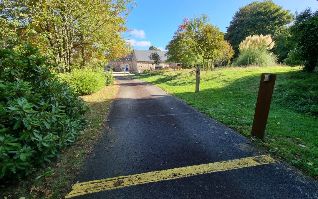 Allée d’accès aux gîtes Douar Bouillon à La Chapelle-Neuve