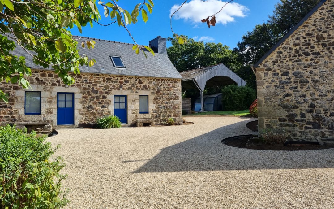 Cour et longère bretonne des gîtes Douar Bouillon